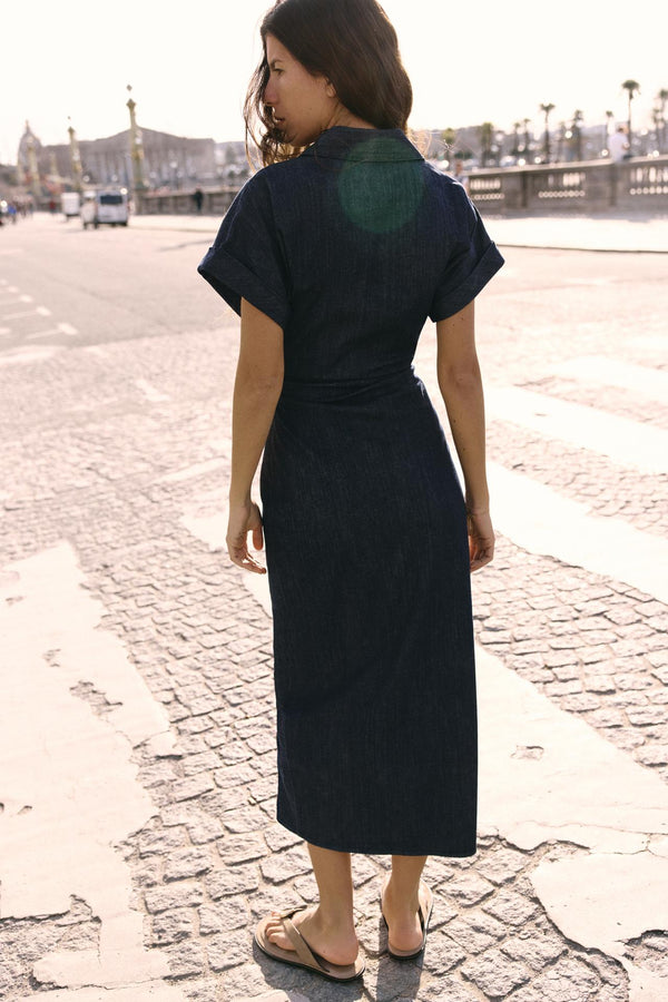 INÈS | ROBE BOUTONNÉE EN DENIM SCULPTANTE