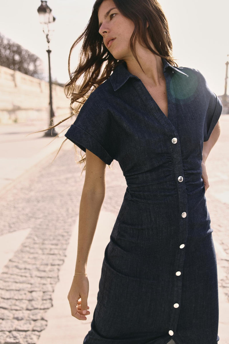 INÈS | ROBE BOUTONNÉE EN DENIM SCULPTANTE