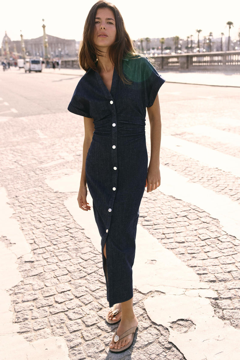INÈS | ROBE BOUTONNÉE EN DENIM SCULPTANTE